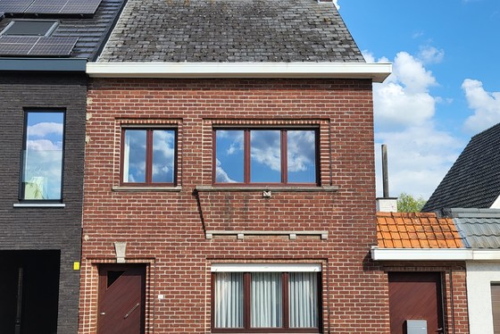 Charmante woning met zuidgerichte tuin, landelijk uitzicht en zij-ingang. 